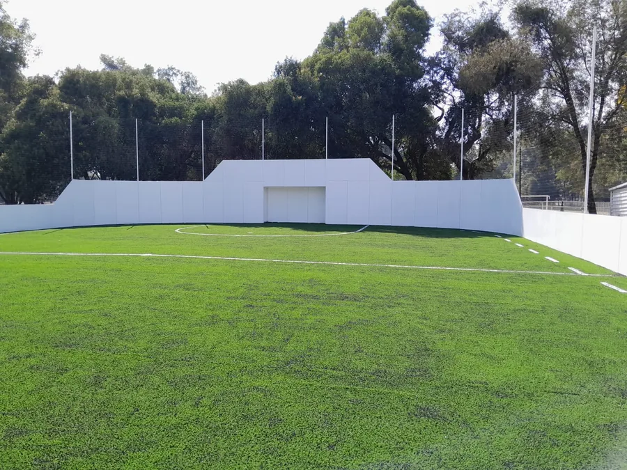 cancha de futbol rápido construida por Sportmaster México con pasto sintético, redondel perimetral y porterías · obra entregada