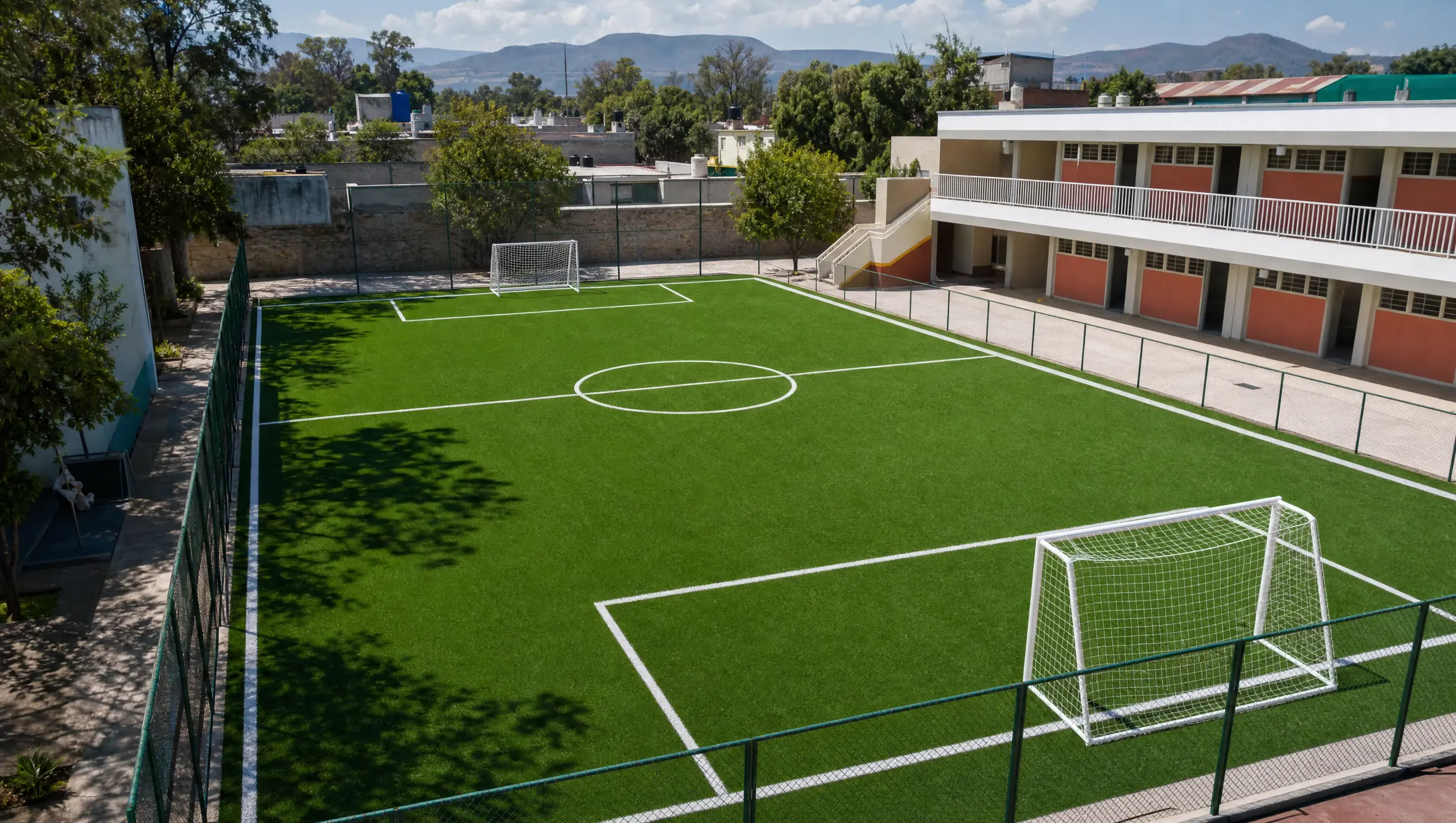 Cancha de fútbol 7 con pasto sintético en escuela Hidalgo — La Escuela Es Nuestra 2026