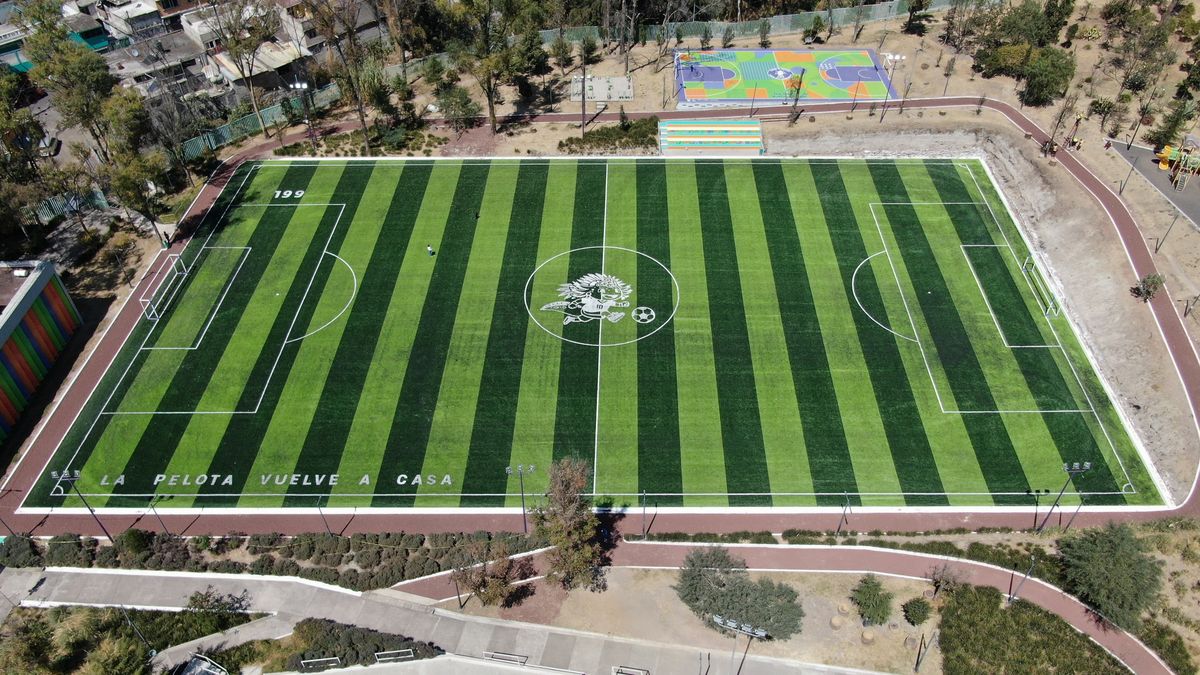 cancha de futbol 5 con pasto sintético instalada por Sportmaster