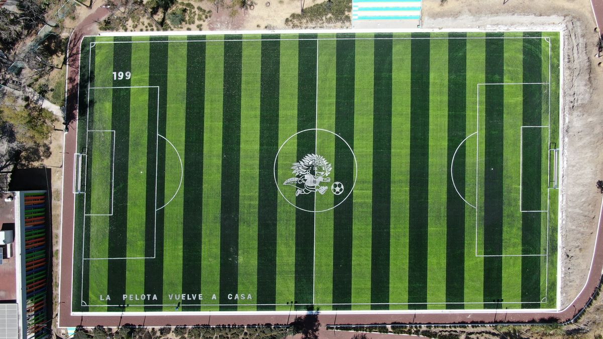 obra real de cancha de futbol 7 con pasto sintético