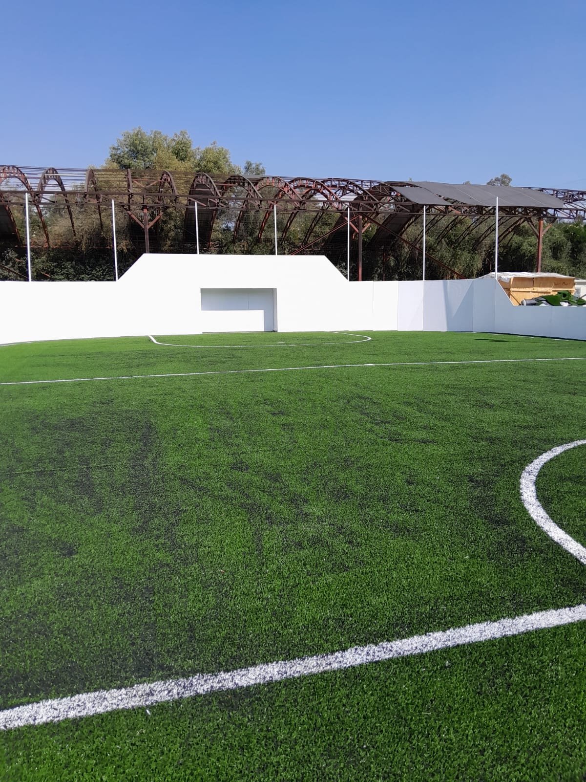 cancha de futbol rápido completa para colegios con redondel y frontis