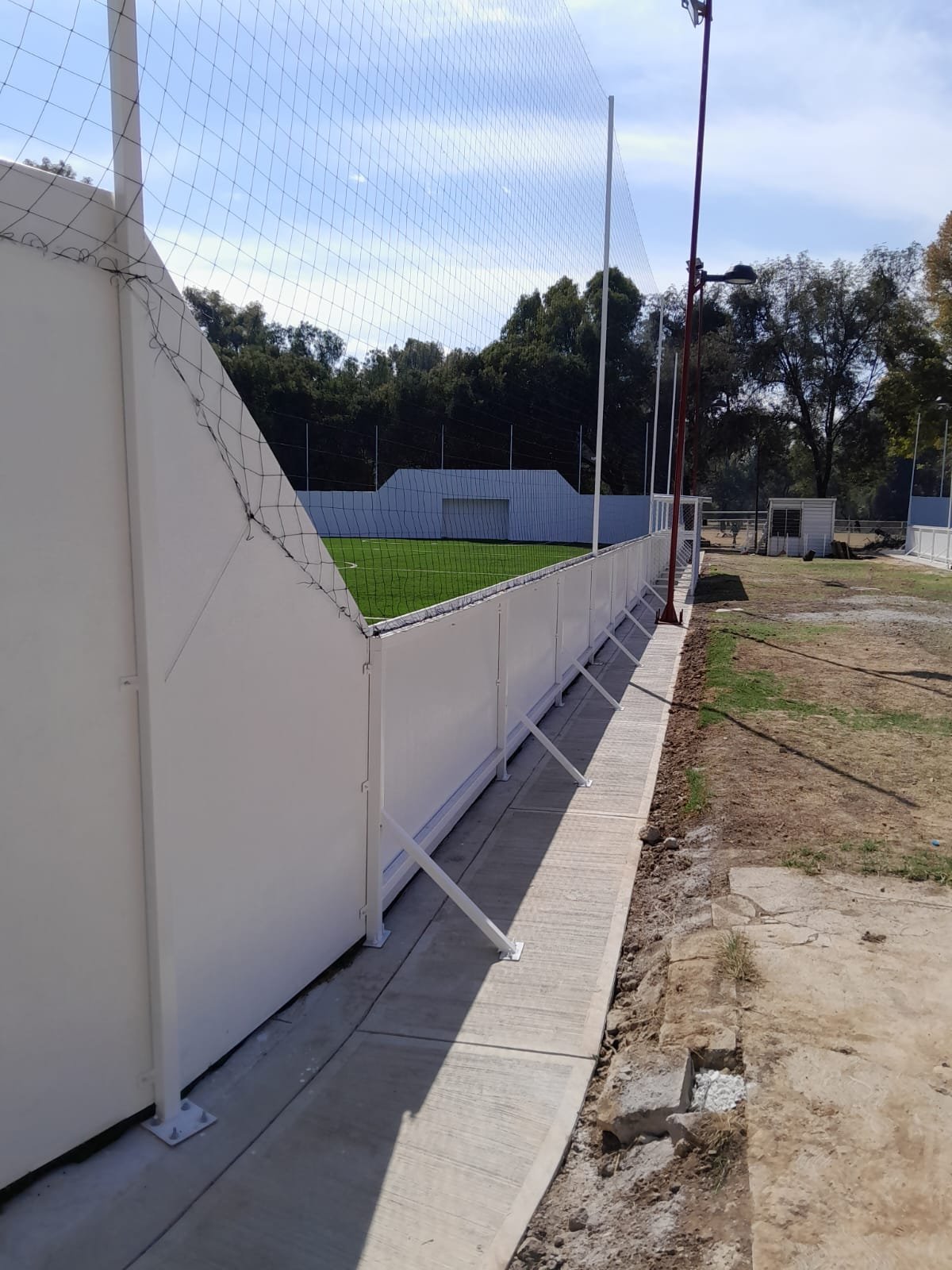 cancha de futbol rápido con redondel de madera y gradas para espectadores