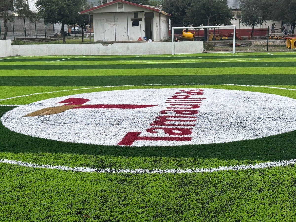 cancha de futbol 7 en México con pasto sintético deportivo y logo Tamaulipas insertado, construida por Sportmaster