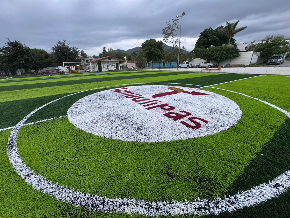 pasto sintético en México: cancha entregada por Sportmaster con logo del Gobierno de Tamaulipas insertado en el césped con pasto sintético