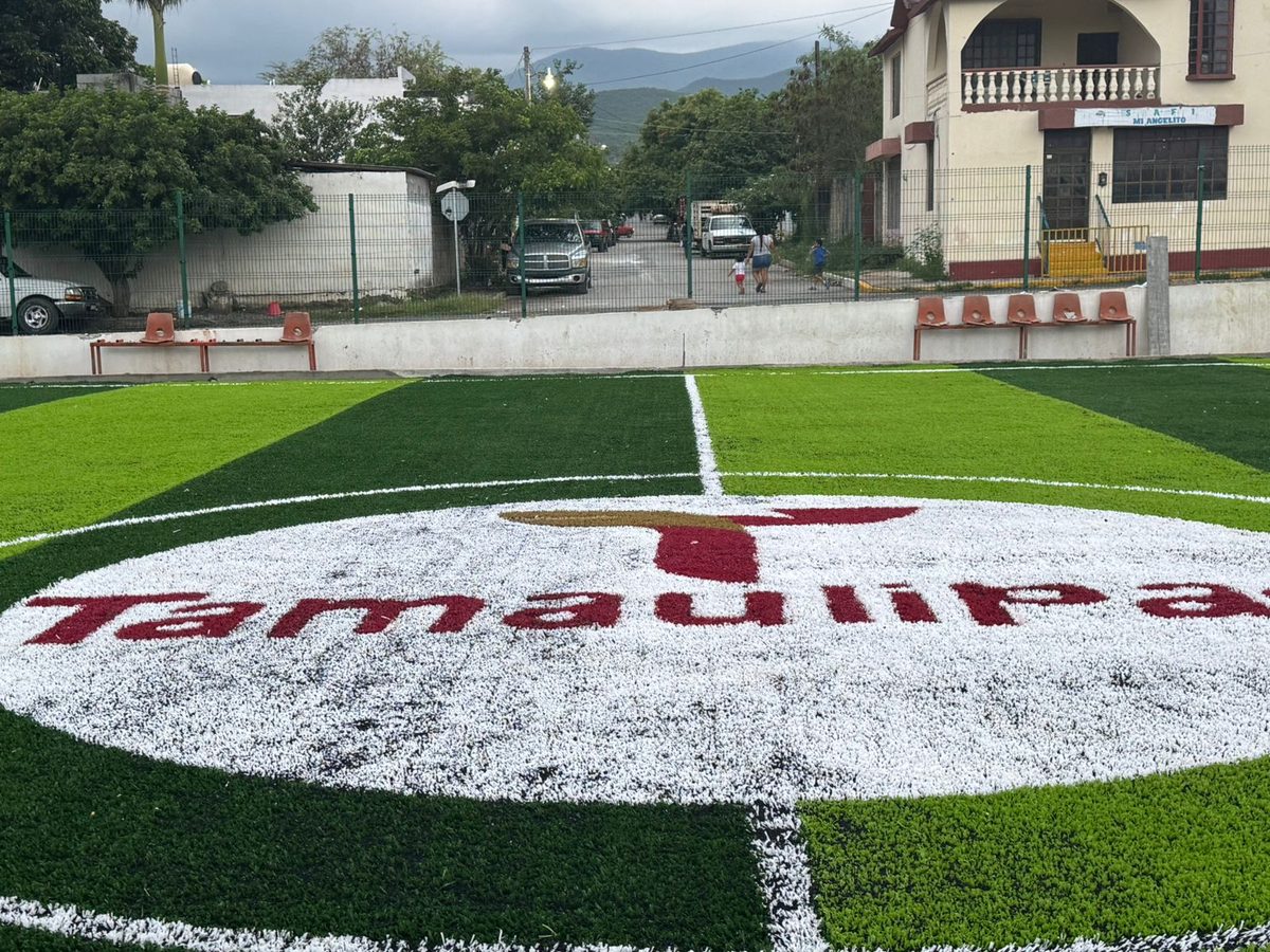 construcción de cancha de futbol en México Tamaulipas con pasto sintético y logo del estado, obra entregada por Sportmaster