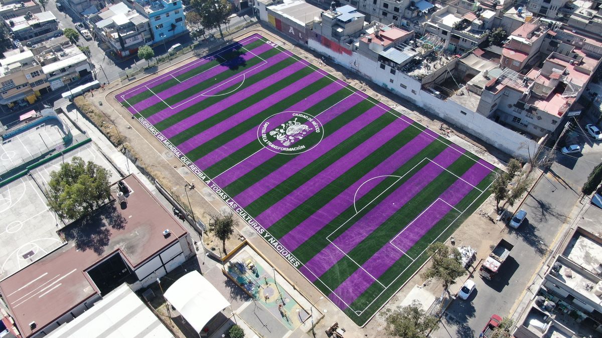 cancha de futbol con pasto sintético y líneas de juego