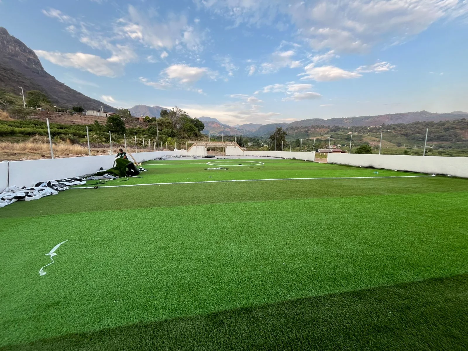 Área lista para recibir el pasto sintético antes de la instalación, con el terreno nivelado