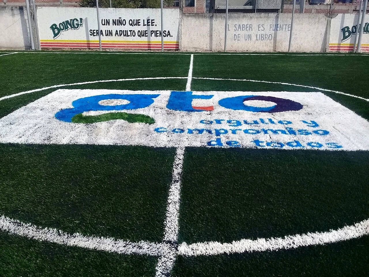 Logotipo gto, orgullo y compromiso de todos, del Gobierno de Guanajuato insertado en pasto sintético en el círculo central