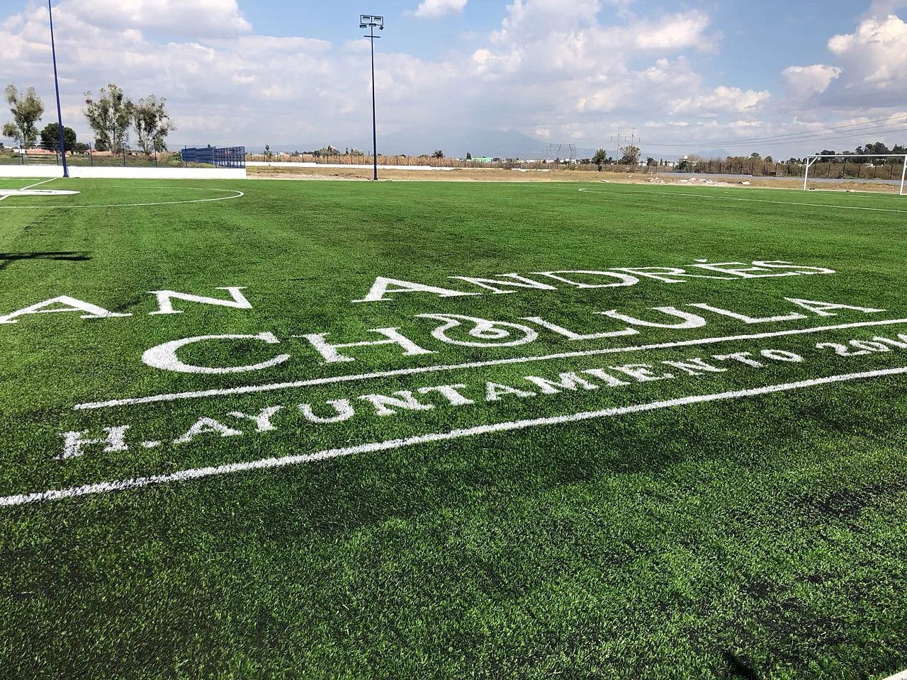 Leyenda San Andrés Cholula H. Ayuntamiento insertada en pasto sintético blanco en una cancha de fútbol