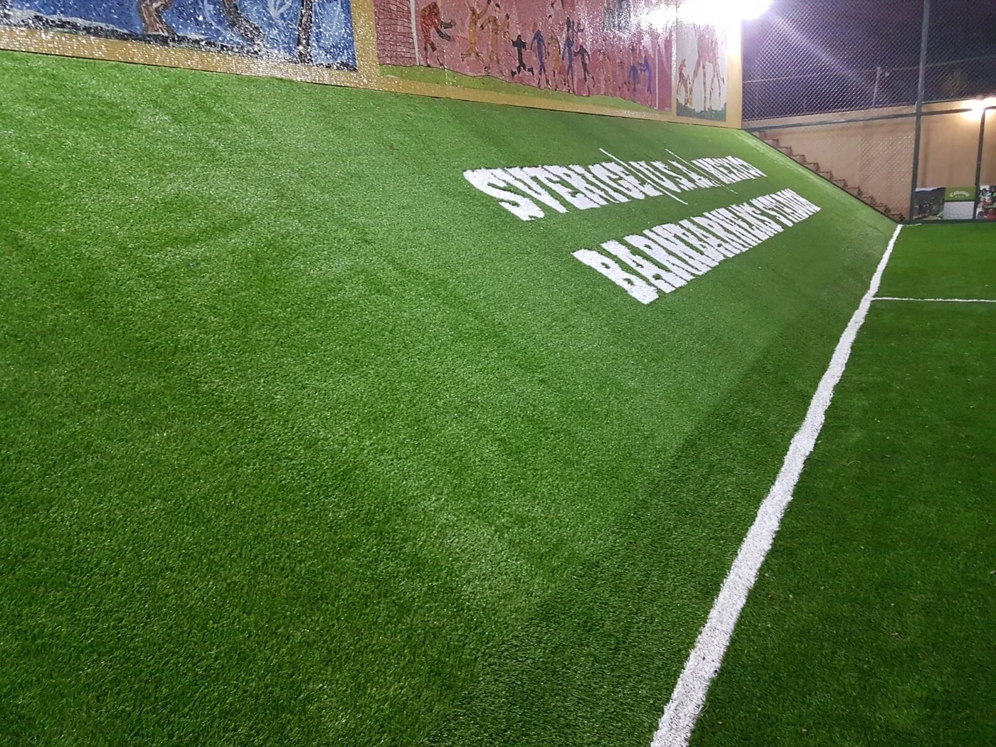 Nombre Barnbarnens Stadion insertado en pasto sintético visto desde la banda de una cancha techada en Cuernavaca