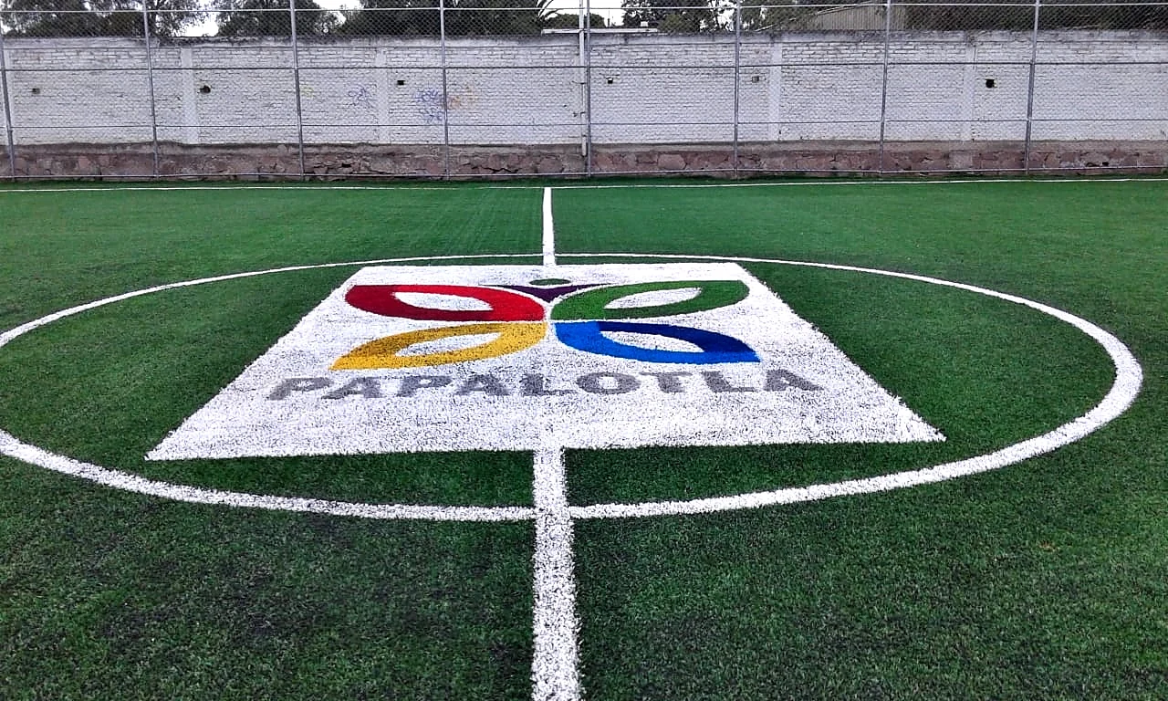 Logotipo municipal de Papalotla, Estado de México, insertado en pasto sintético en el círculo central de una cancha de fútbol 7