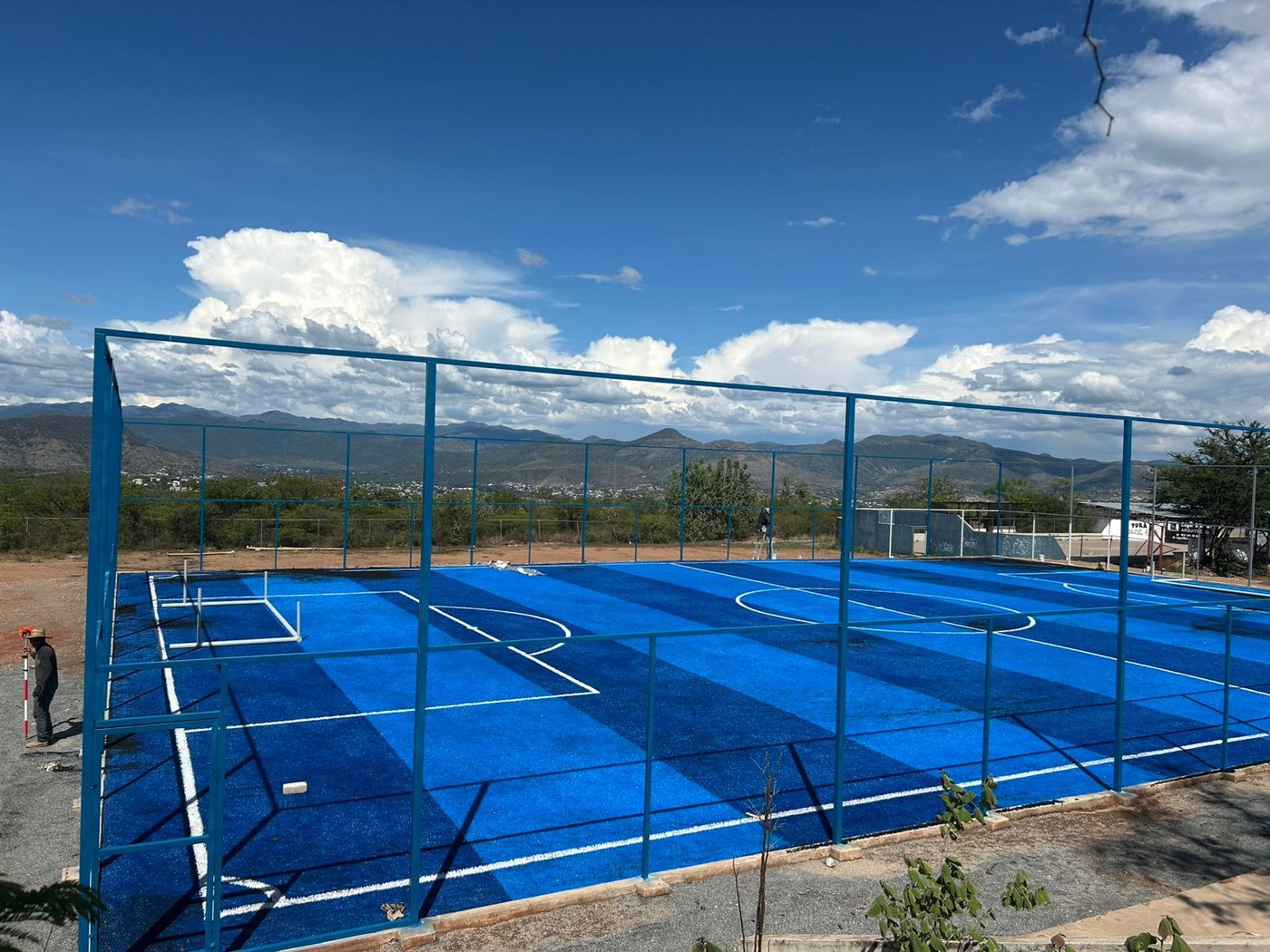 Pasto sintético azul en una cancha deportiva, obra de Sportmaster
