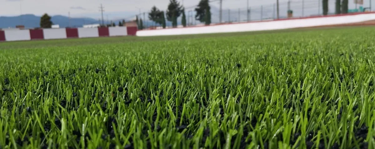 Detalle de la fibra del pasto sintético deportivo instalado en el Campo Deportivo Chignahuapan, Puebla