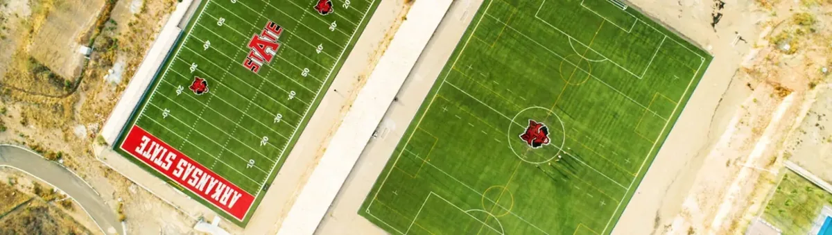 Vista aérea del campo de fútbol americano y la cancha de soccer con pasto sintético de Arkansas State University en Querétaro