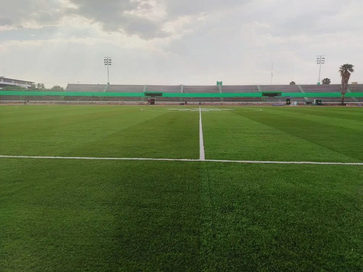 Línea de fondo y gradas del Estadio Plan de San Luis con pasto sintético