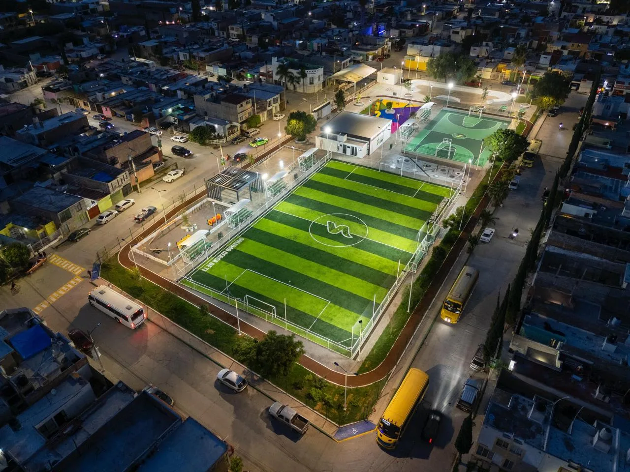 Vista aérea nocturna de la cancha de soccer con pasto sintético en Soledad de Graciano Sánchez, San Luis Potosí