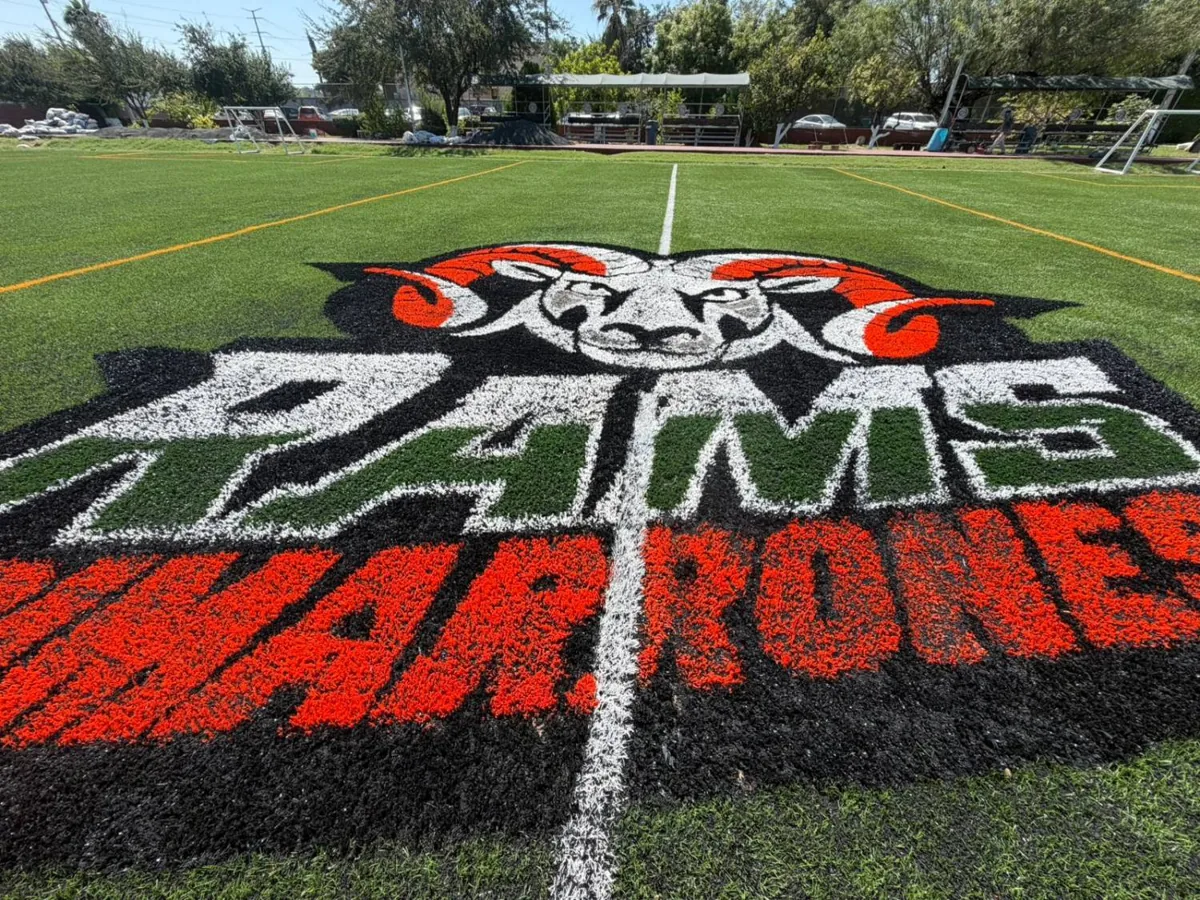 cancha de fútbol americano con logotipo Rams personalizado en pasto sintético deportivo instalado por Sportmaster