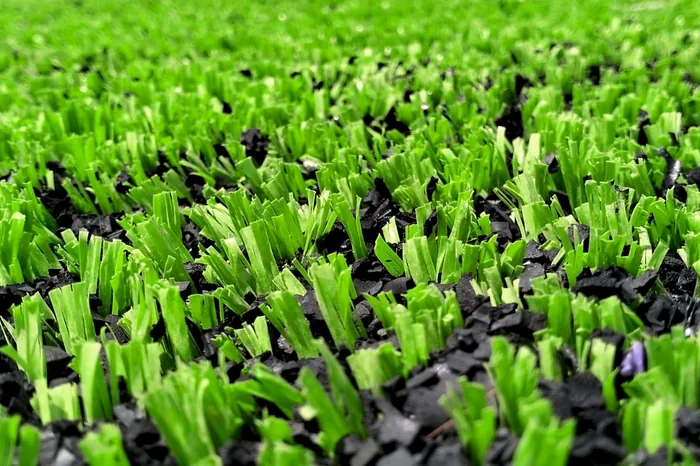 pasto sintético fibrilado para canchas de alto tráfico