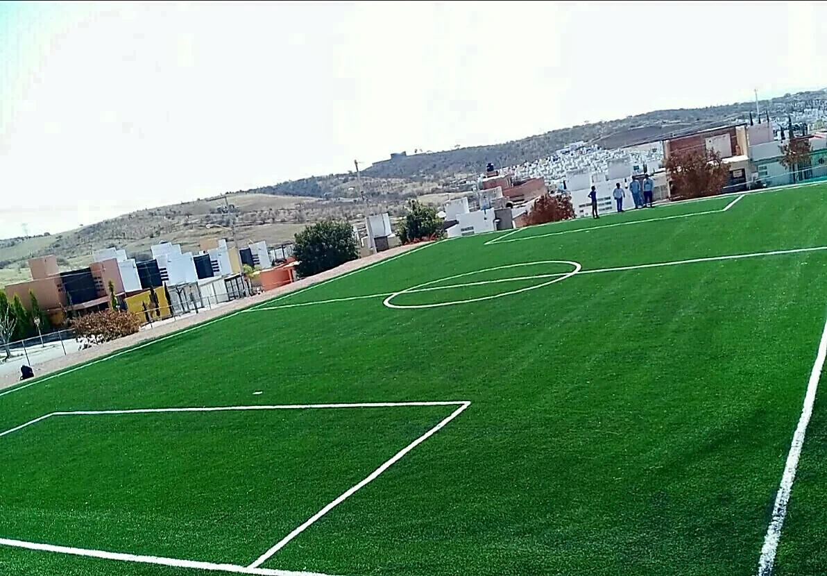 Cancha de fútbol 7 con pasto sintético en Colegio Mano Amiga, Aguascalientes