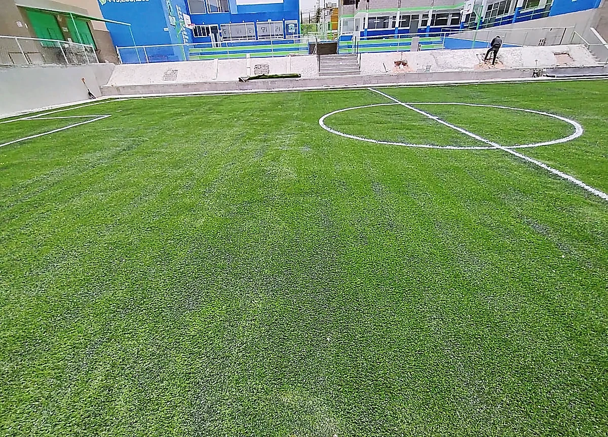 Detalle del pasto sintético de la cancha de fútbol 7 en Aguascalientes, Aguascalientes