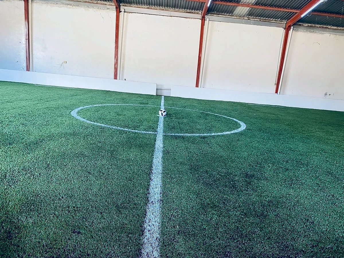 Cancha de fútbol rápido con pasto sintético en Calvillo, Aguascalientes: pasto sintético deportivo recién cepillado