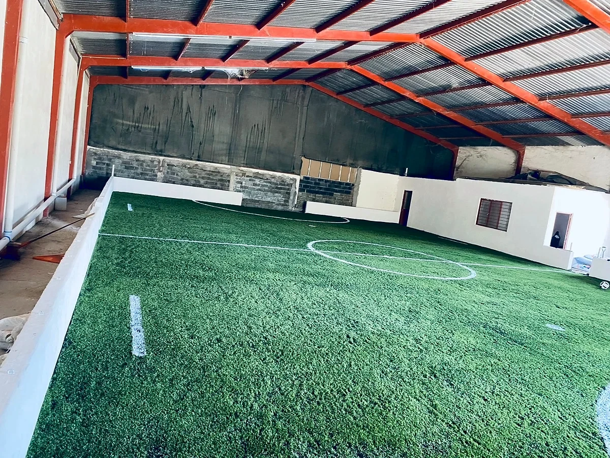 Cancha de fútbol rápido con pasto sintético en Calvillo, Aguascalientes: la cancha desdel fondo