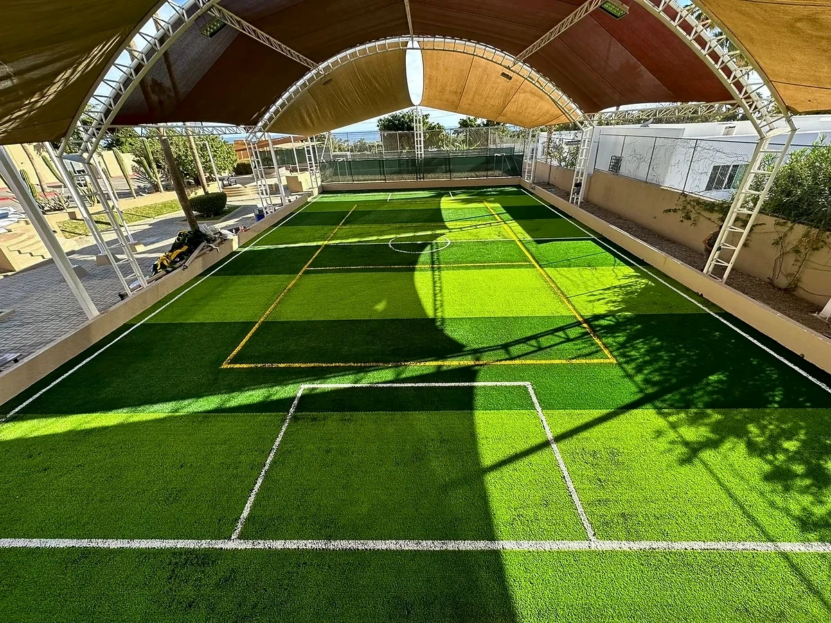Cancha de fútbol 5 con pasto sintético en Instituto Peninsular, Cabo San Lucas