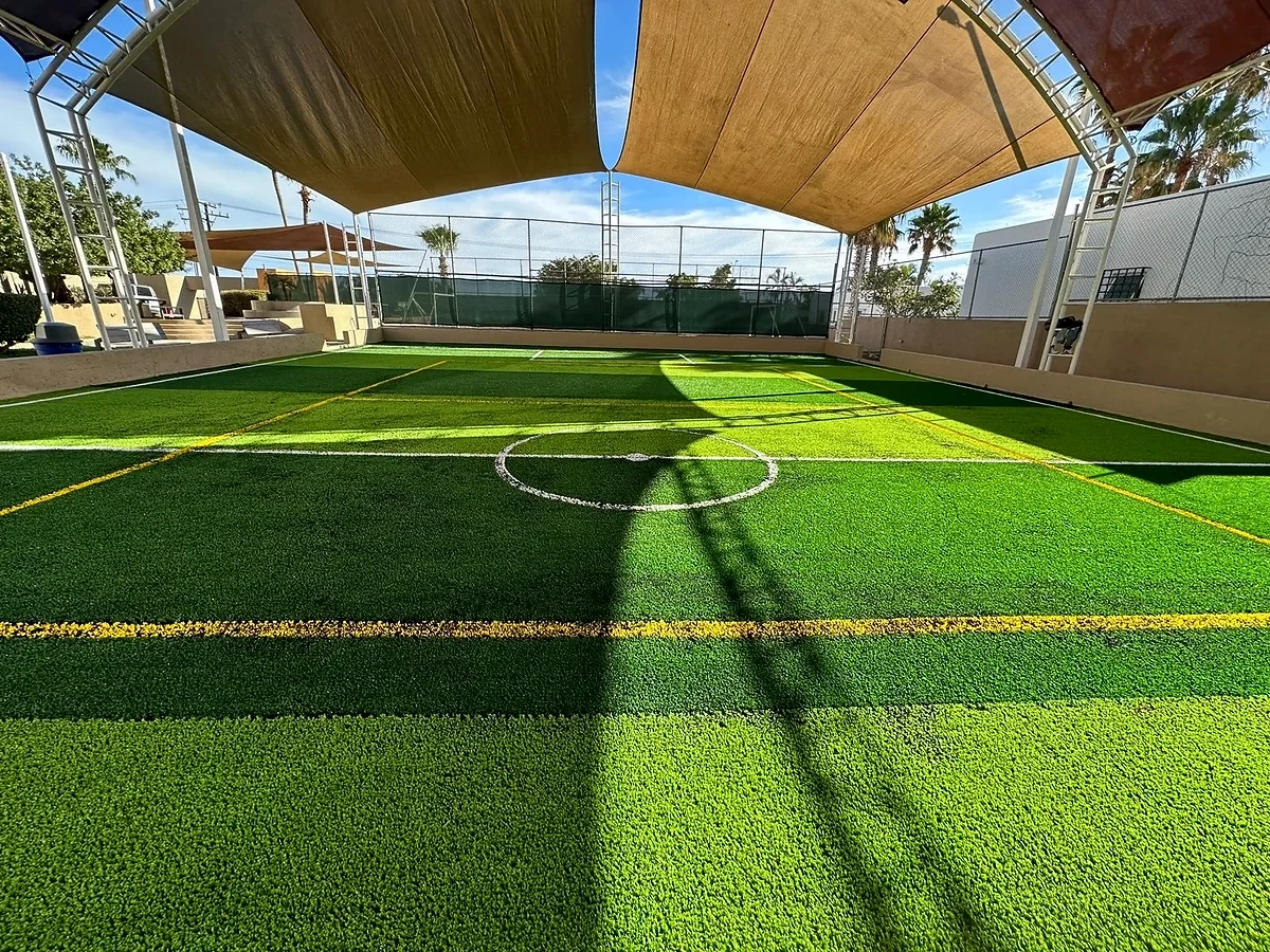 Cancha de fútbol 5 con pasto sintético en Instituto Peninsular, Cabo San Lucas, Baja California Sur: líneas insertadas en el pasto sintético