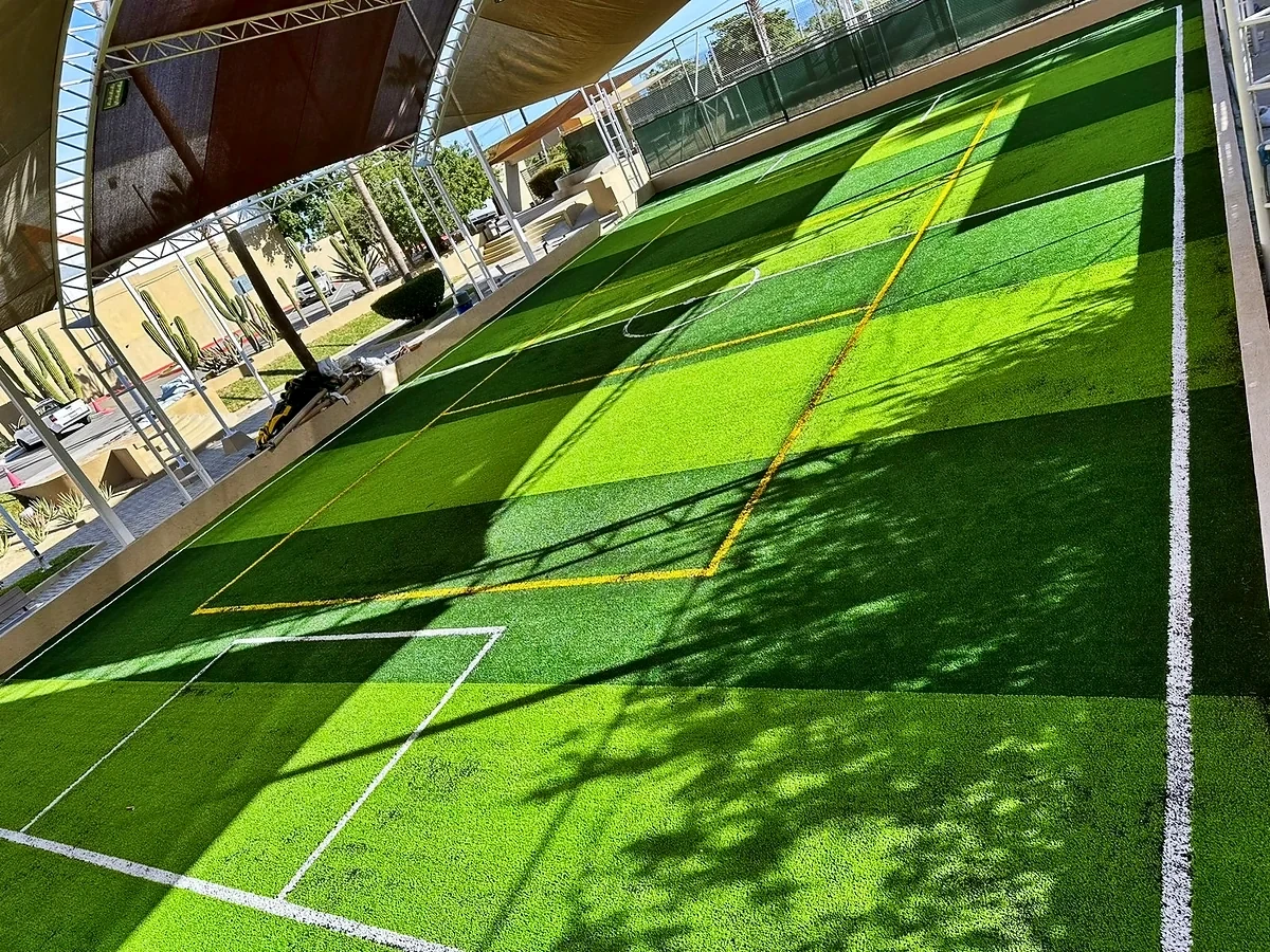 Detalle del pasto sintético de la cancha de fútbol 5 en Cabo San Lucas, Baja California Sur