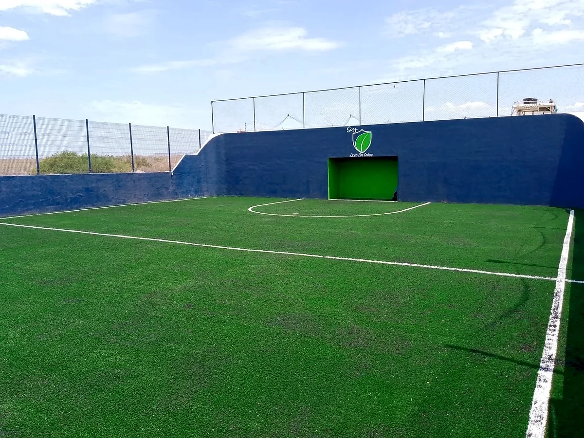 Cancha de fútbol rápido con pasto sintético en Colegio Educativo Papalotl, Los Cabos, Baja California Sur: otra vista de la cancha