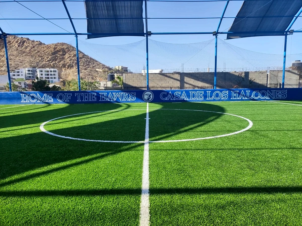 Cancha de fútbol rápido con pasto sintético en Colegio El Camino, Los Cabos, Baja California Sur: líneas de juego insertadas en el pasto