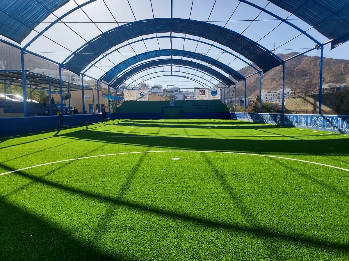 Cancha de fútbol rápido con pasto sintético en Colegio El Camino, Los Cabos, Baja California Sur: otra vista de la cancha