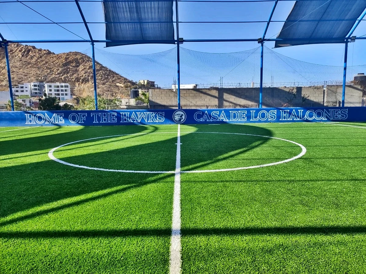 Cancha de fútbol rápido con pasto sintético en Colegio El Camino, Los Cabos, Baja California Sur: la cancha desdel fondo
