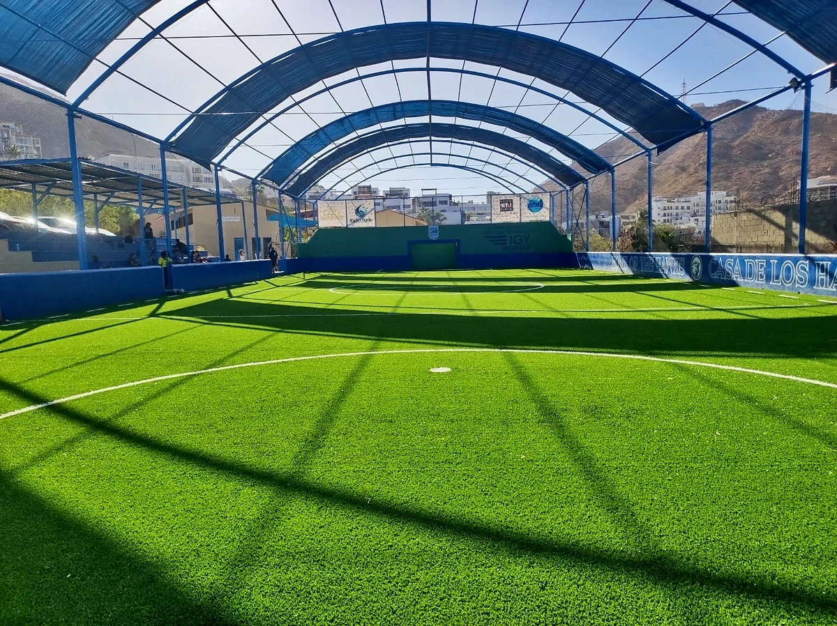 Detalle del pasto sintético de la cancha de fútbol rápido en Los Cabos, Baja California Sur
