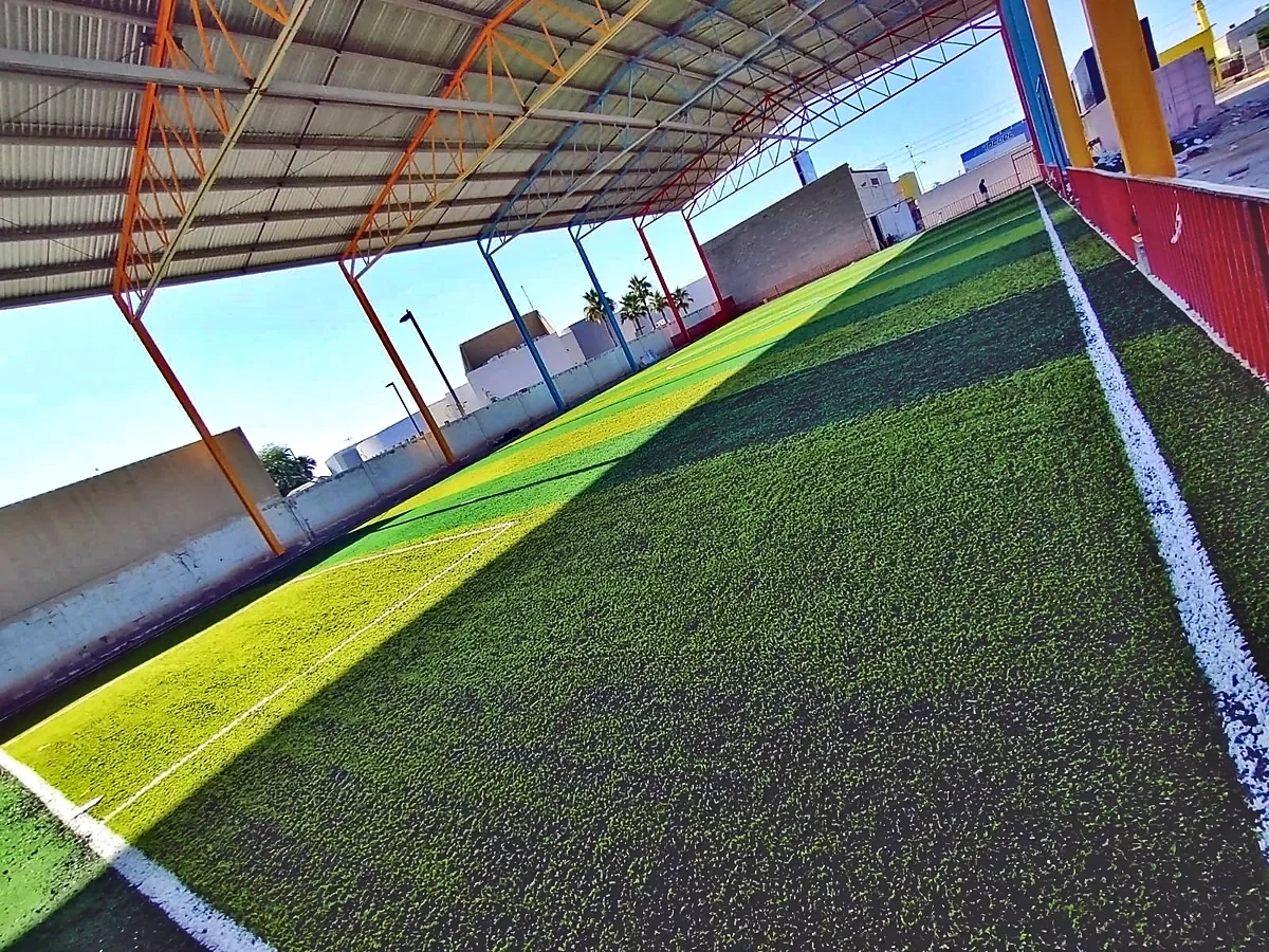 Cancha de fútbol 7 con pasto sintético en Mexicali, Baja California: pasto sintético deportivo recién cepillado