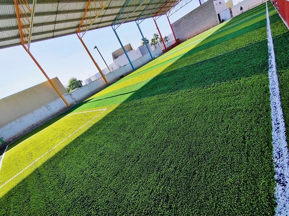 Cancha de fútbol 7 con pasto sintético en Mexicali, Baja California: la cancha desdel fondo
