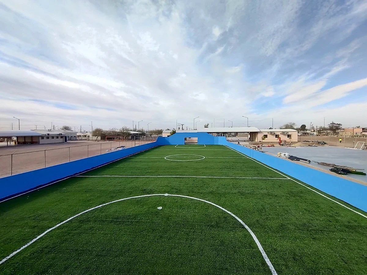 Cancha de fútbol rápido con pasto sintético en Edif. Concreto, Mexicali, Baja California: líneas de juego insertadas en el pasto