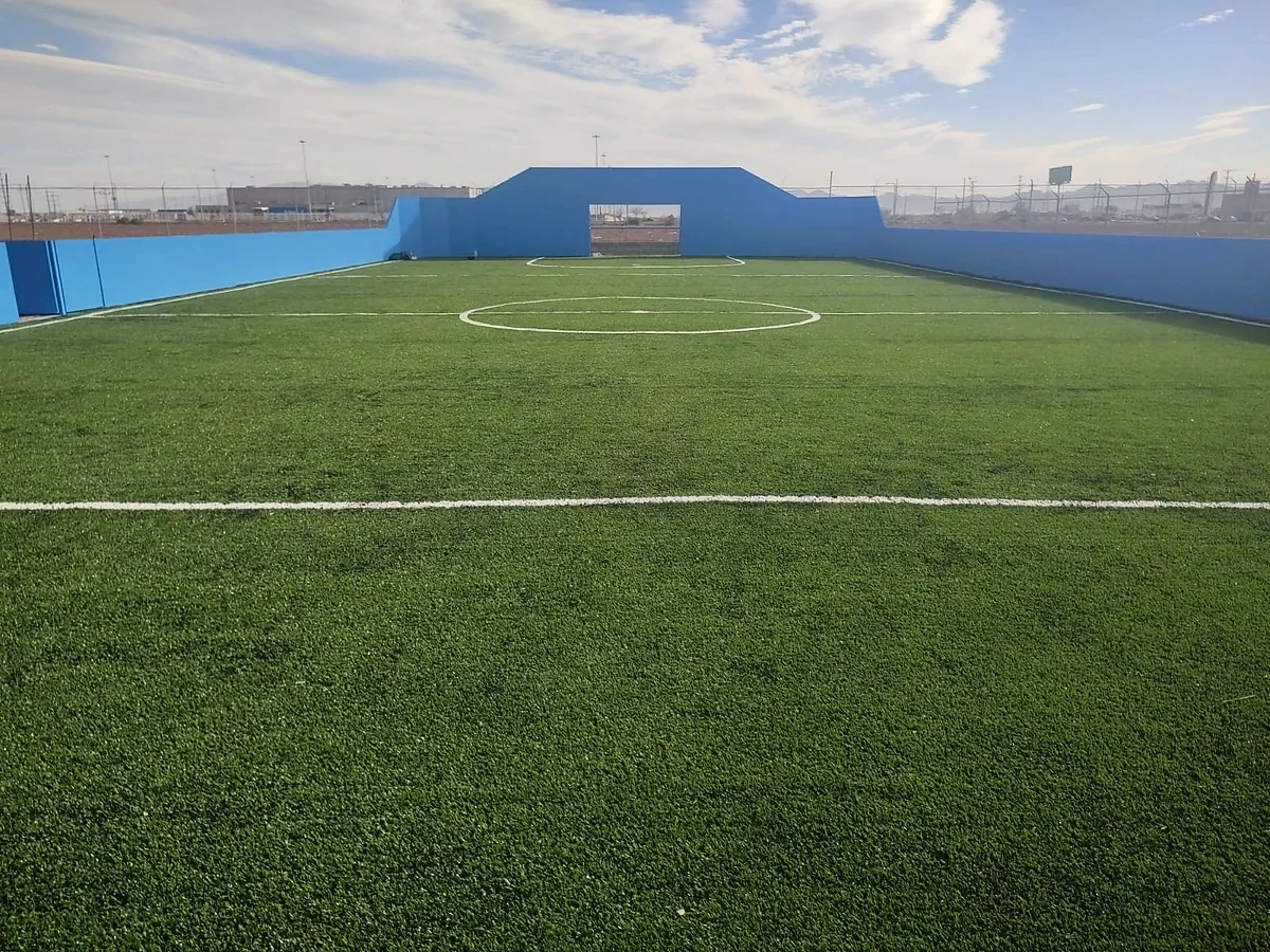 Cancha de fútbol rápido con pasto sintético en Edif. Concreto, Mexicali, Baja California: la cancha desdel fondo