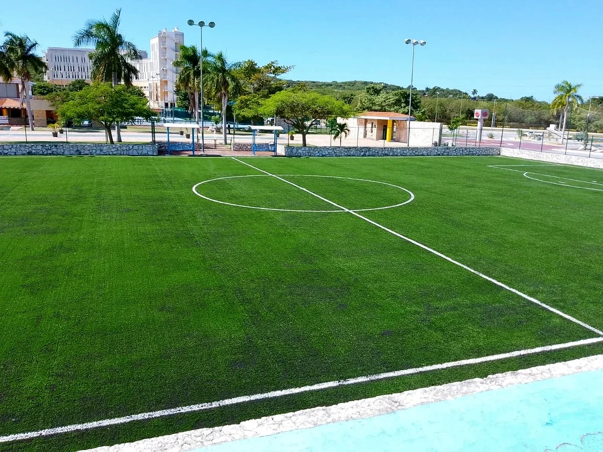 Cancha de fútbol 7 con pasto sintético en Campeche Country Club, Campeche