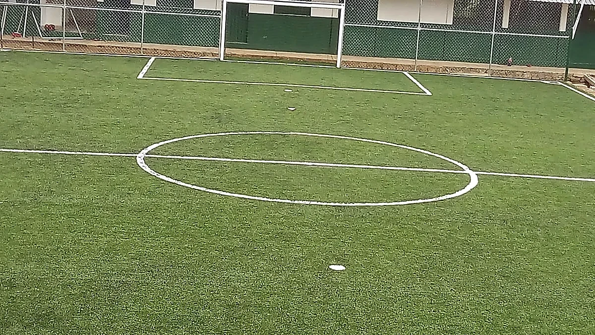 Cancha de fútbol 5 con pasto sintético en Bachillerato 82 del Ejido Canton Sinai, Tapachula, Chiapas: líneas insertadas en el pasto sintético