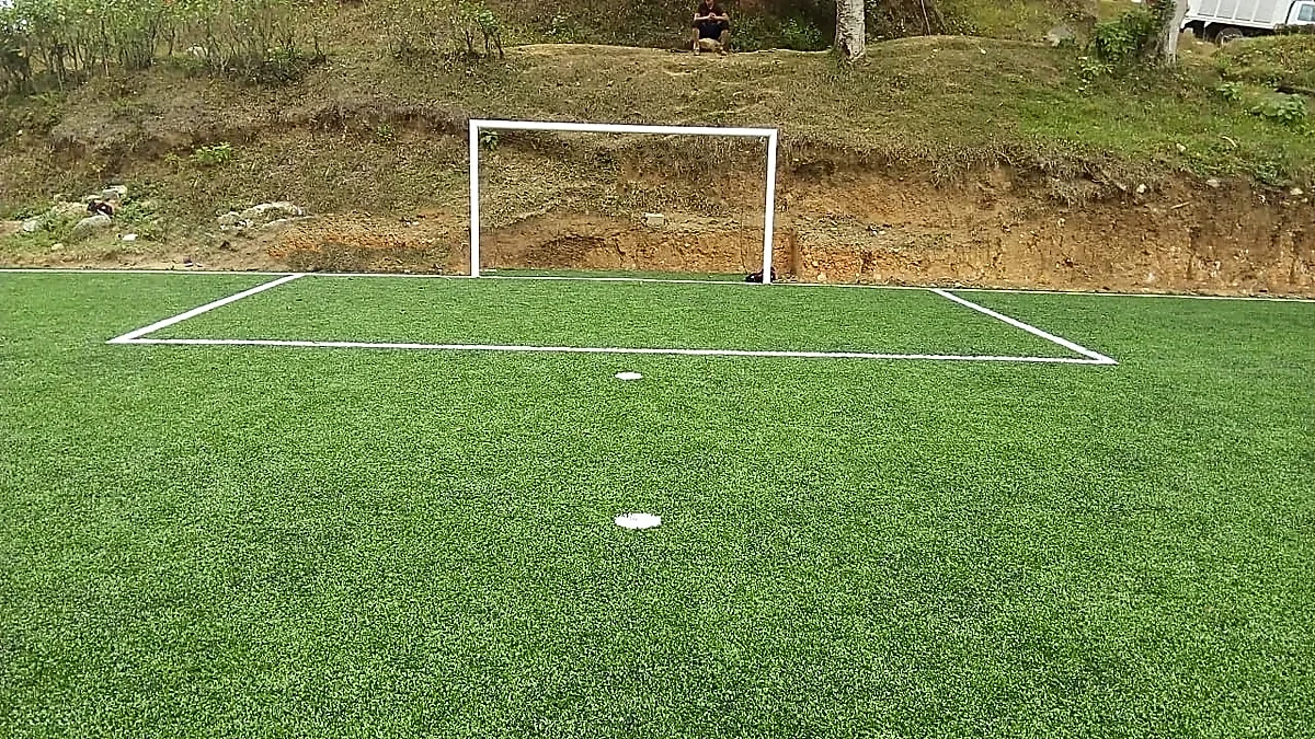 Cancha de fútbol 5 con pasto sintético en Bachillerato 82 del Ejido Canton Sinai, Tapachula, Chiapas: otra vista de la cancha