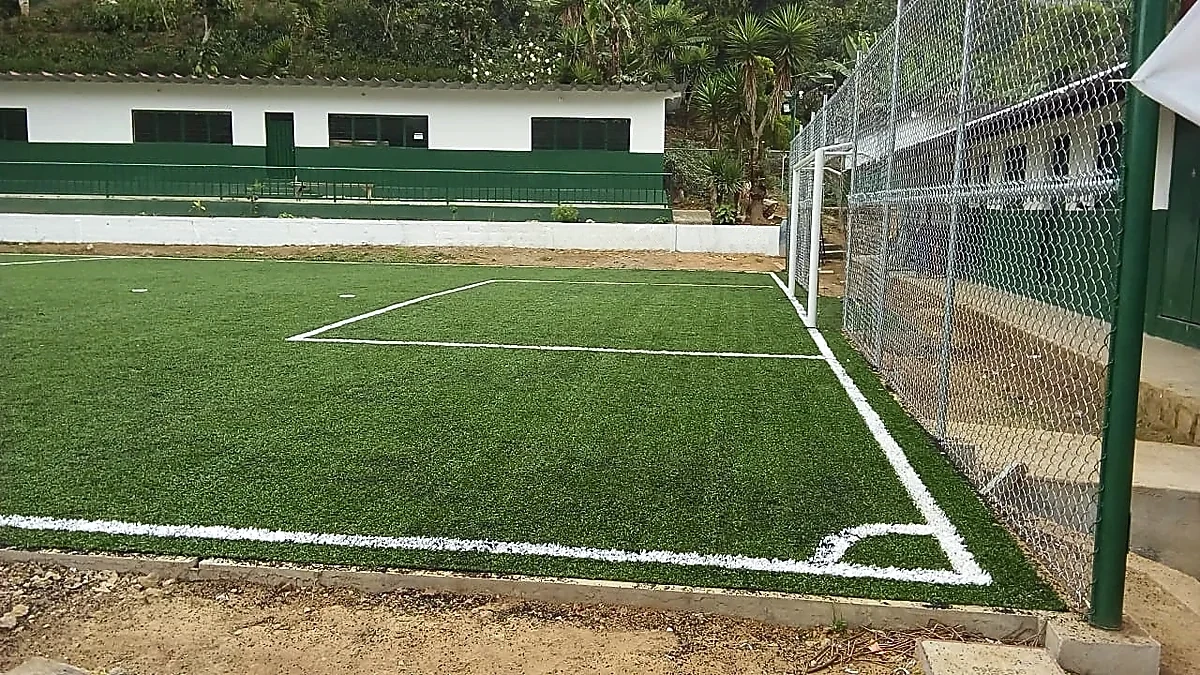 Detalle del pasto sintético de la cancha de fútbol 5 en Tapachula, Chiapas
