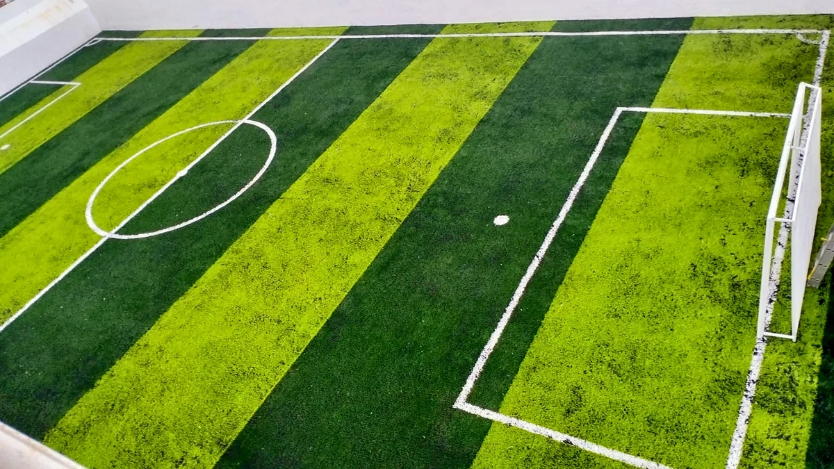 Cancha de fútbol 5 con pasto sintético en Colegio Diego Rivera, Tuxtla Gutiérrez, Chiapas: líneas insertadas en el pasto sintético