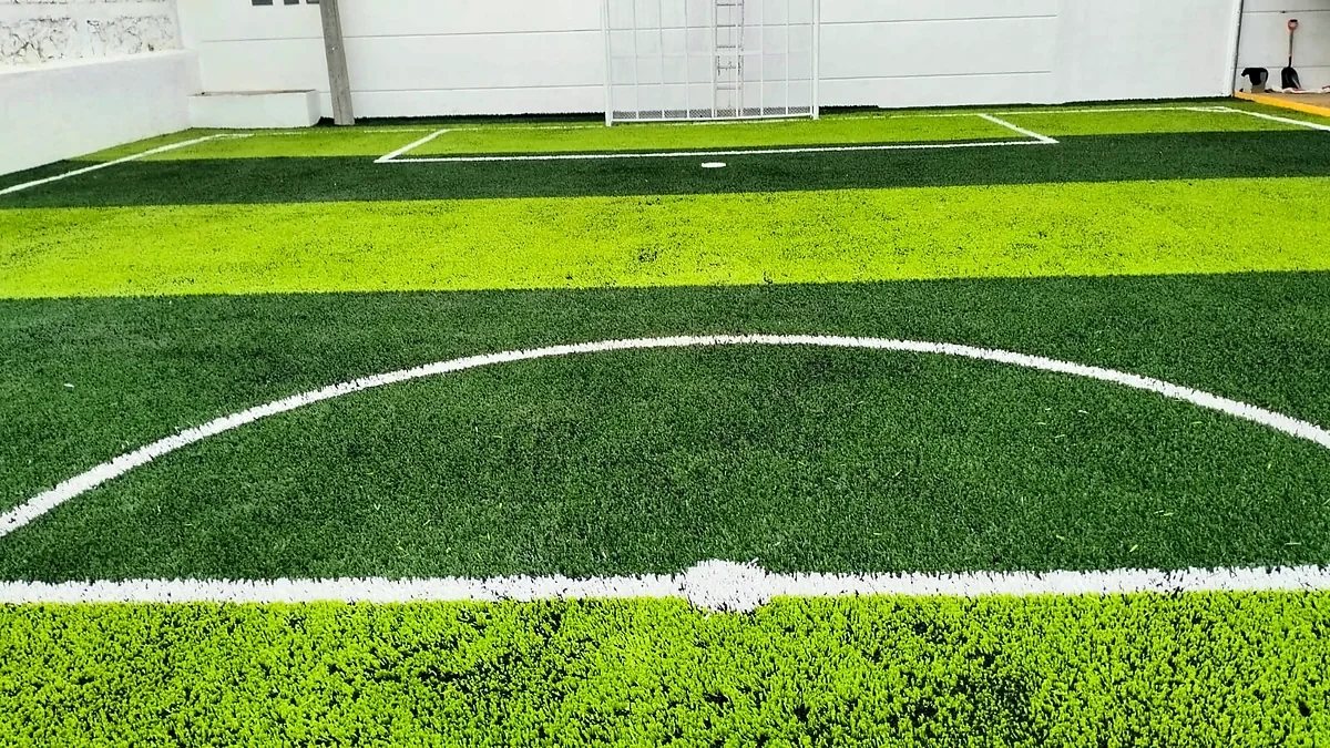 Cancha de fútbol 5 con pasto sintético en Colegio Diego Rivera, Tuxtla Gutiérrez, Chiapas: pasto sintético deportivo recién cepillado