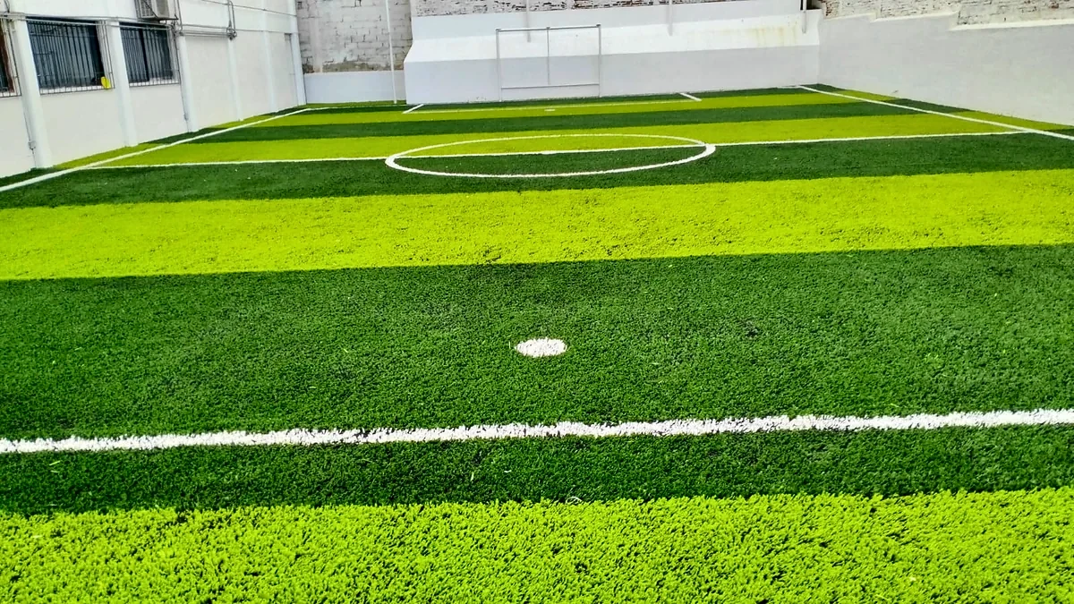 Cancha de fútbol 5 con pasto sintético en Colegio Diego Rivera, Tuxtla Gutiérrez, Chiapas: la cancha desdel fondo