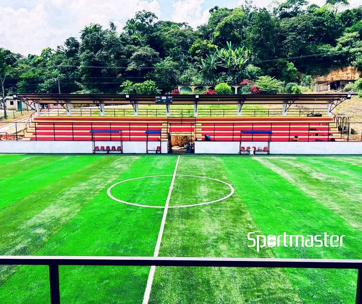 Cancha de fútbol 7 con pasto sintético en Estadio Fútbol 7 Municipal, Bachajón, Chilón, Chiapas: pasto sintético deportivo recién cepillado