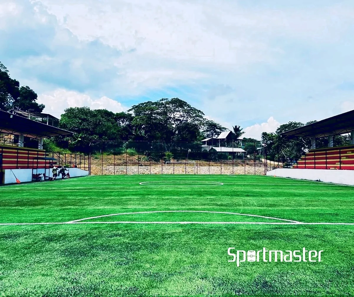 Detalle del pasto sintético de la cancha de fútbol 7 en Bachajón, Chilón, Chiapas