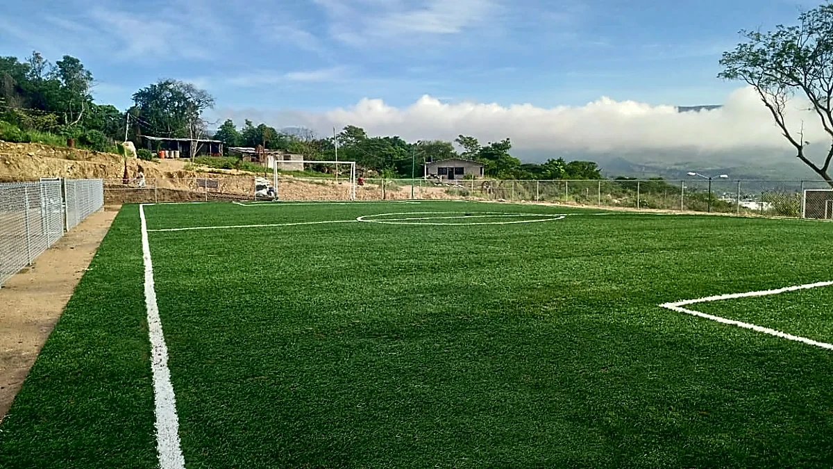 Cancha de fútbol 7 con pasto sintético en Fraccionamiento la Victoria, Tuxtla Gutiérrez, Chiapas: líneas de juego insertadas en el mismo pasto