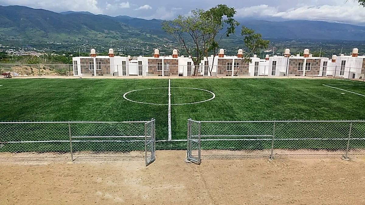 Cancha de fútbol 7 con pasto sintético en Fraccionamiento la Victoria, Tuxtla Gutiérrez, Chiapas: la cancha desde la línea lateral