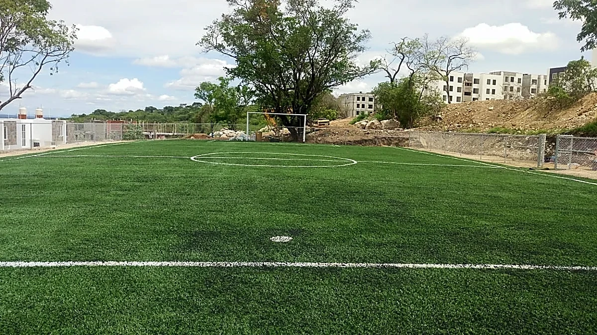 Cancha de fútbol 7 con pasto sintético en Fraccionamiento la Victoria, Tuxtla Gutiérrez, Chiapas: otra vista de la cancha de fútbol 7